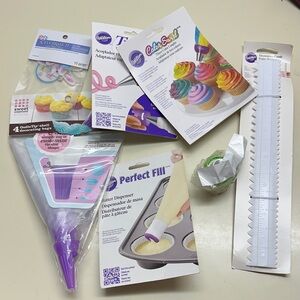 Wilton Decorating Kit piping bags and tips